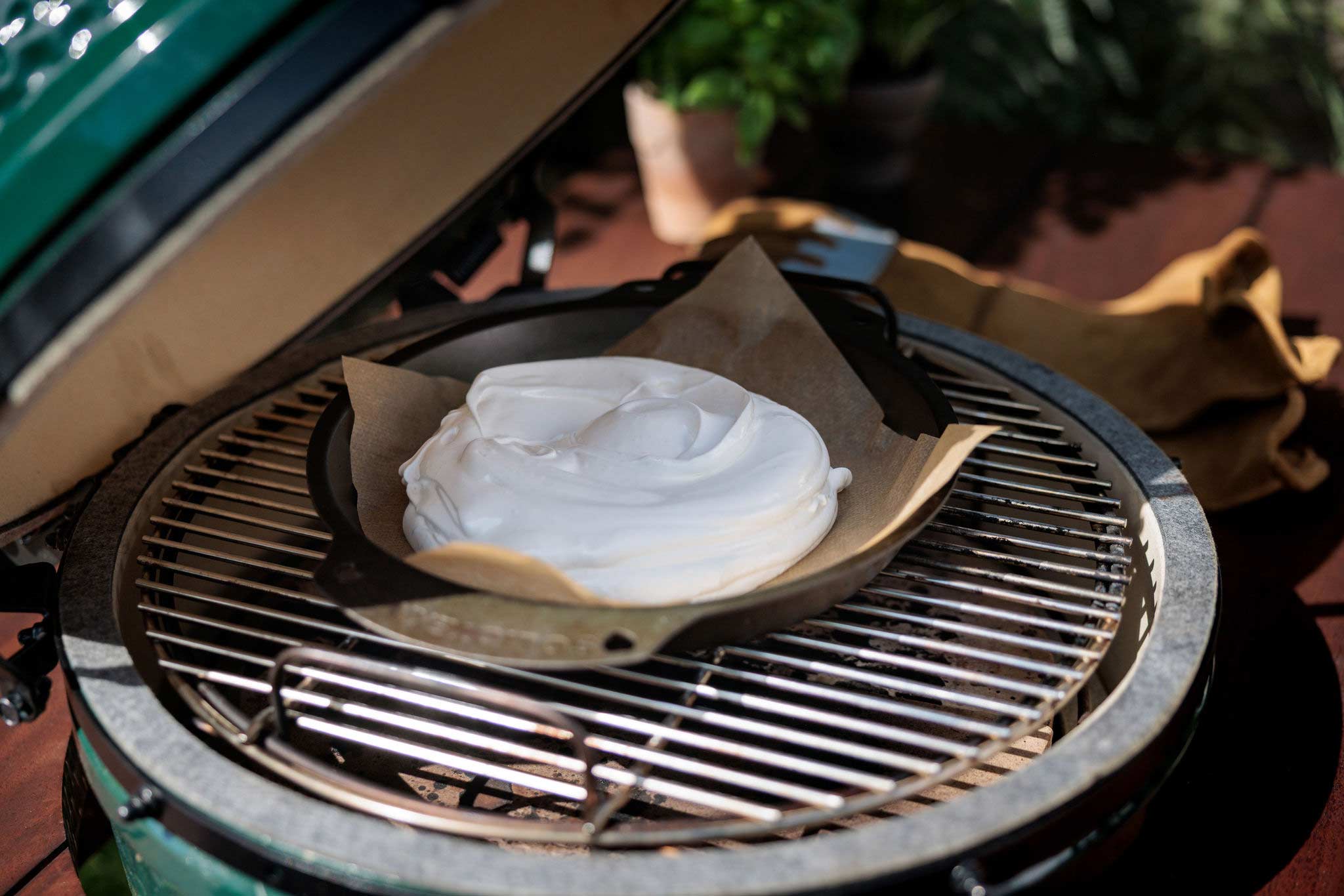 SMOKY PAVLOVA WITH STRAWBERRY, BLACK PEPPER & BASIL | Baking recipes | Big Green Egg