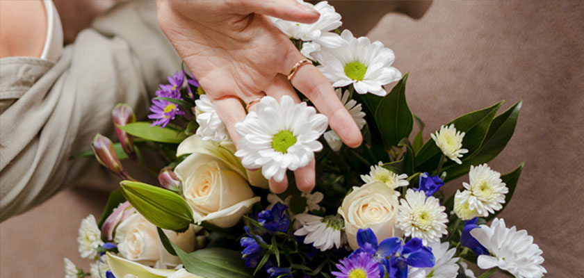 A vibrant bouquet featuring white daisies, roses, and colorful blooms, perfect for any occasion.
