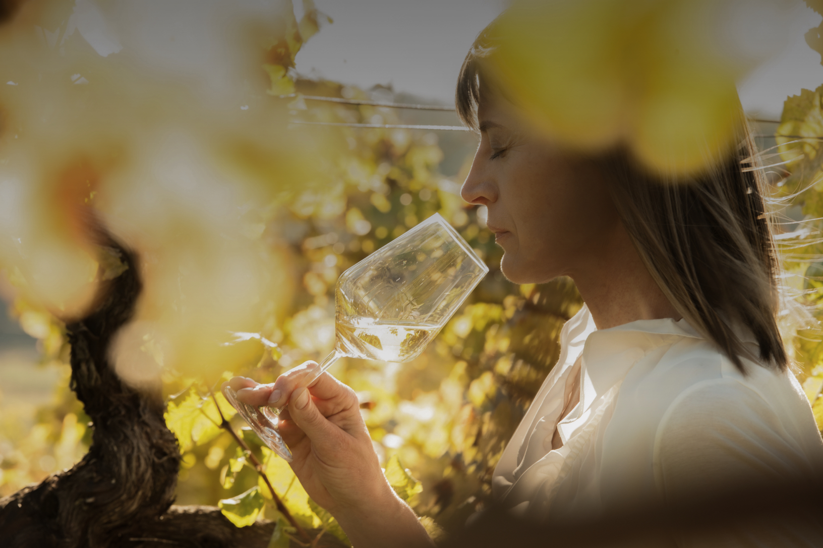 Mujer disfrutando de vino