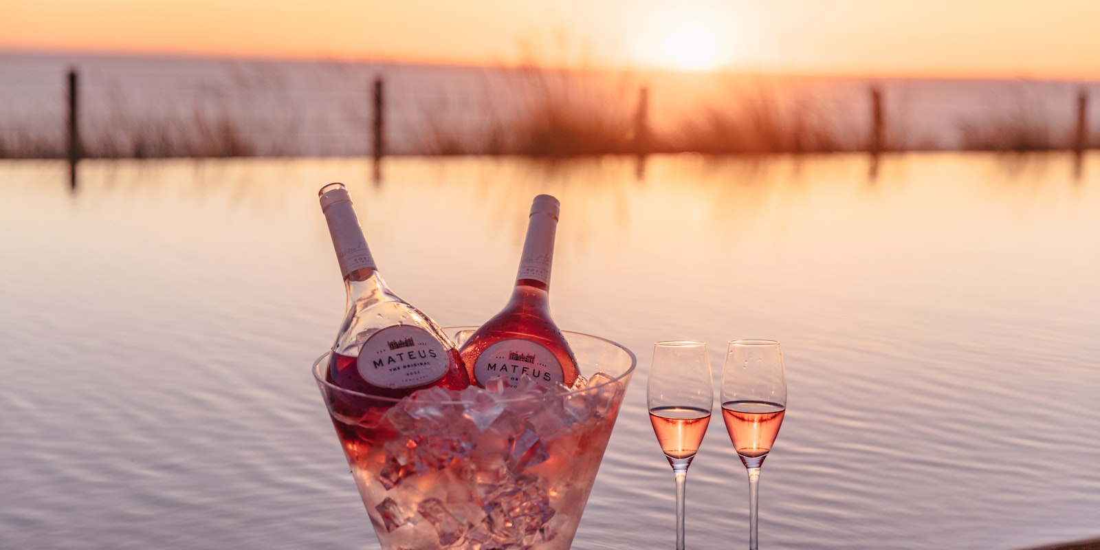 Taza con botellas Mateus Rosé y hielo