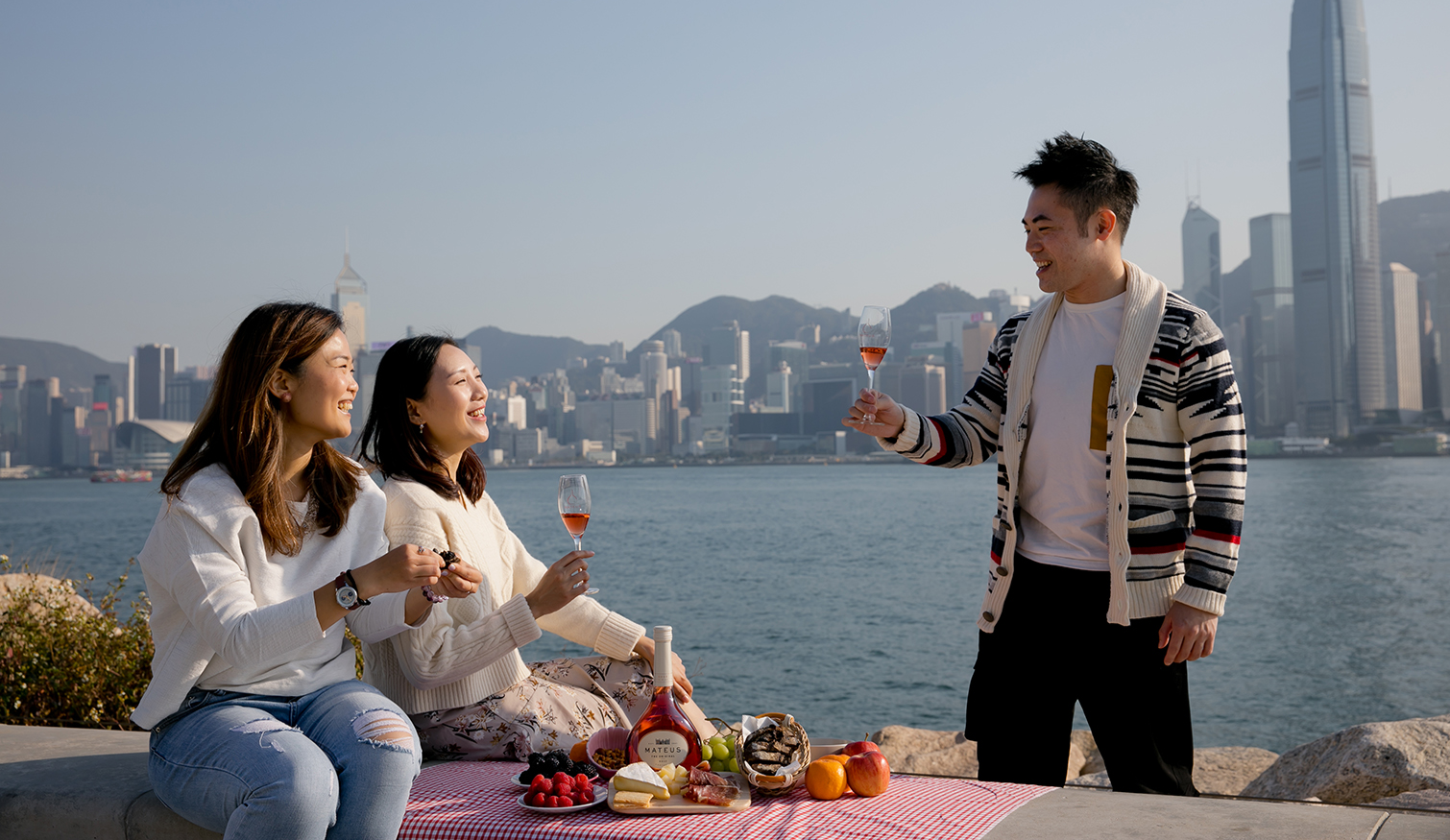 3 friends drinking rosé