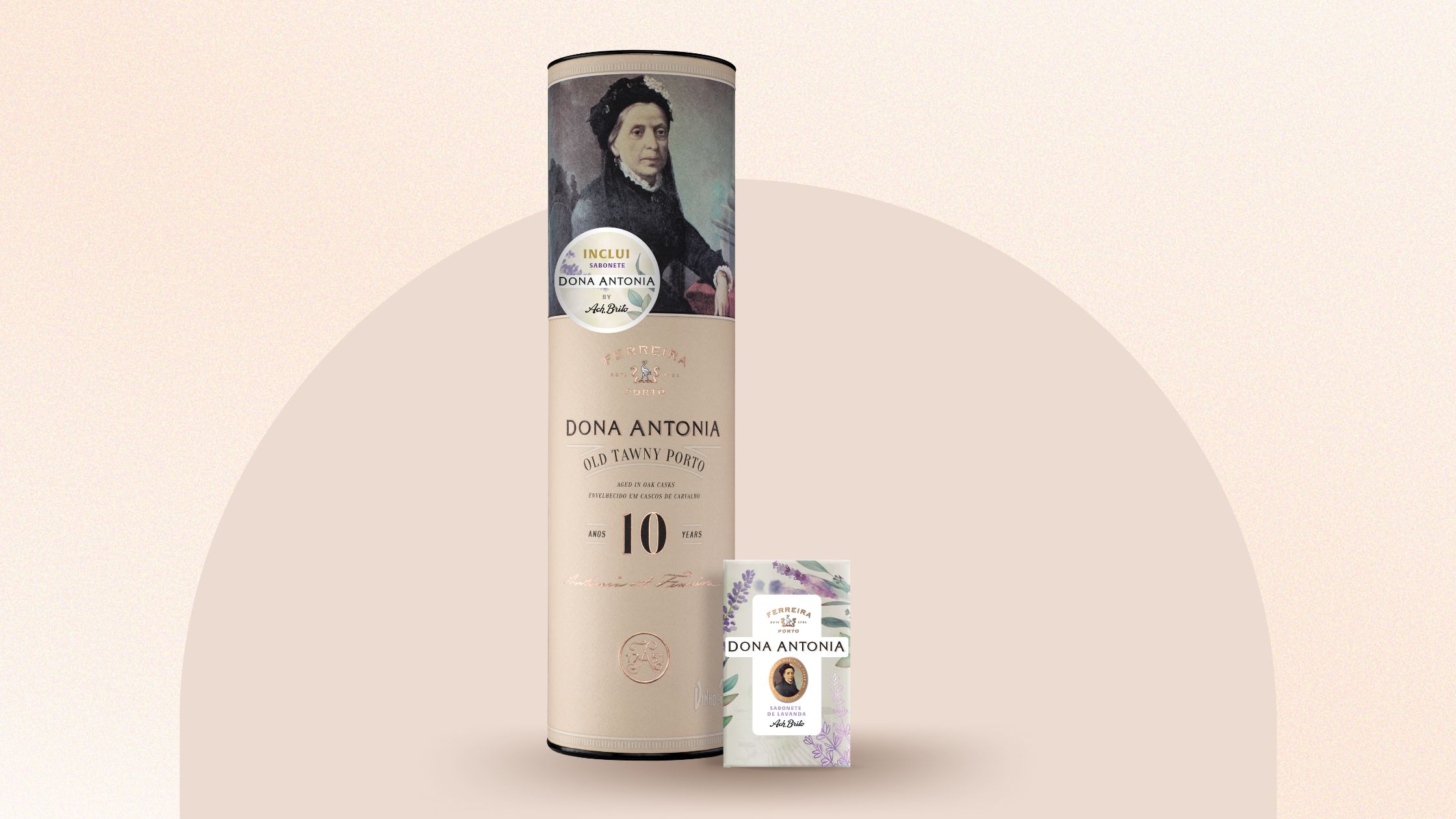 garrafa de Dona Antonia Tawny 10 Anos e um sabonete de lavanda