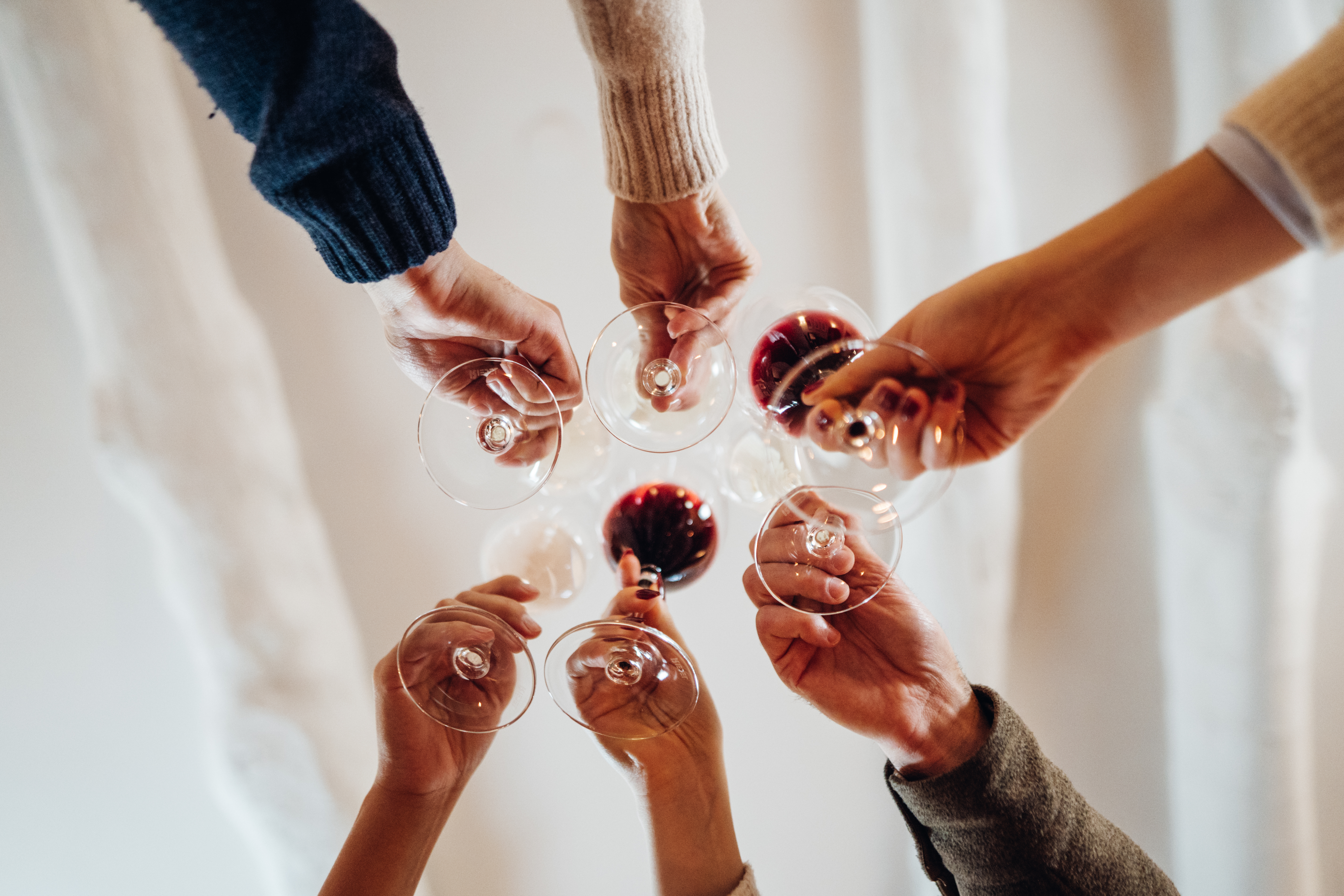 brindis con copas de vino