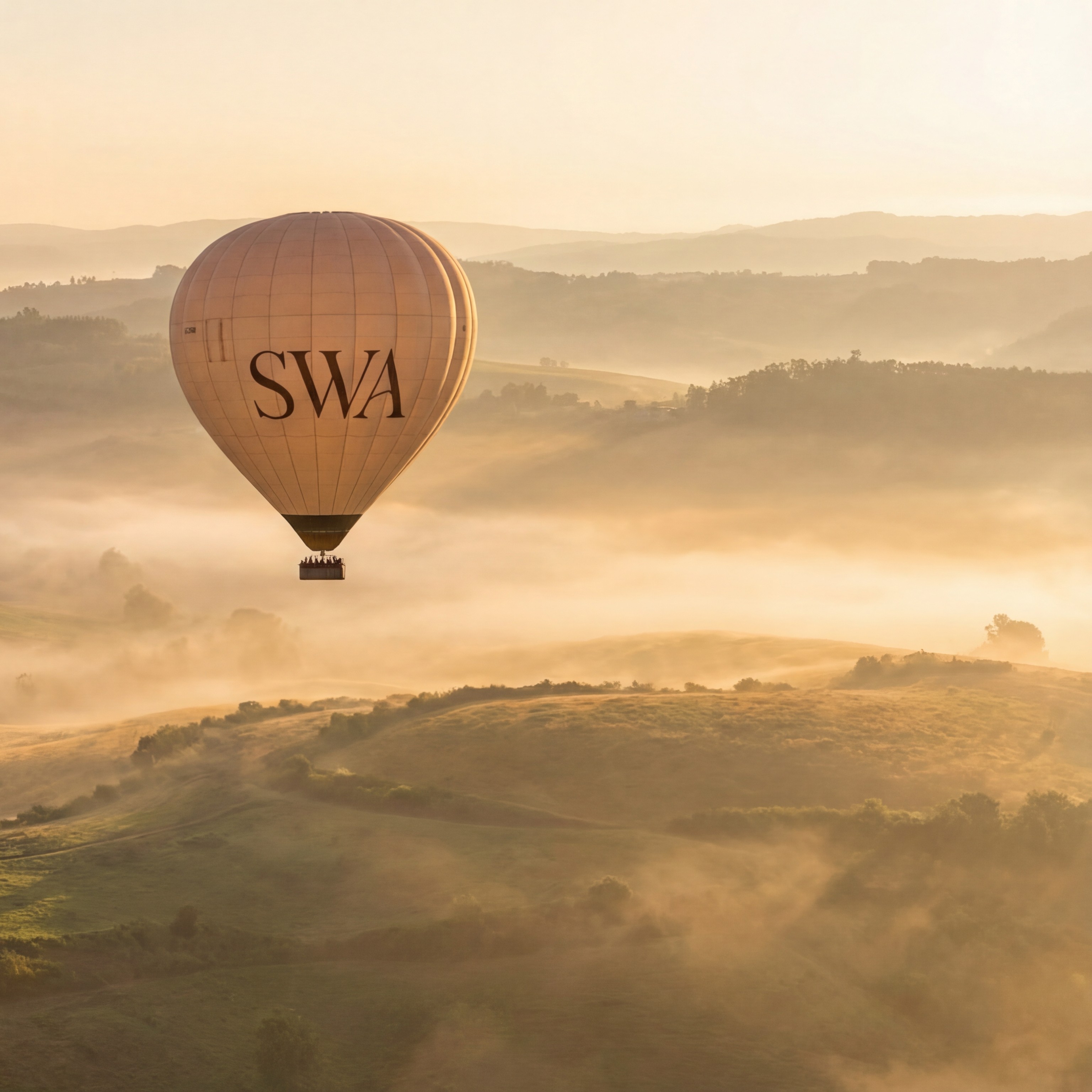 Um balão de ar quente com a inscrição "SWA" flutua sobre uma paisagem montanhosa enevoada, banhada pela luz dourada do amanhecer ou entardecer