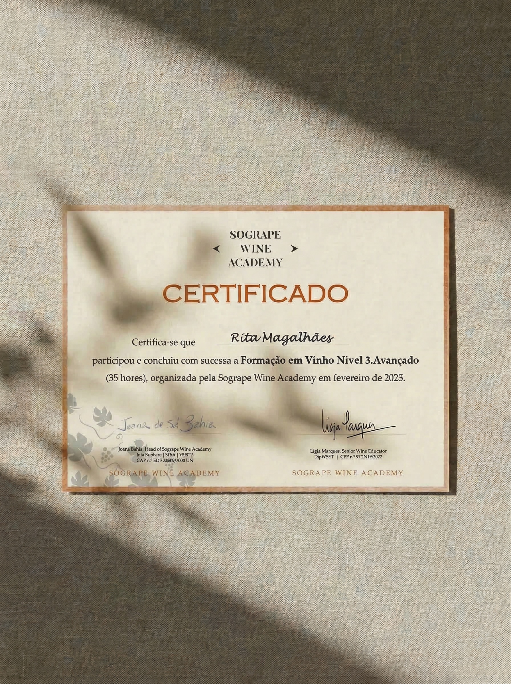 Um certificado da Sogrape Wine Academy atesta que Rita Magalhães concluiu uma formação avançada em vinho em fevereiro de 2025