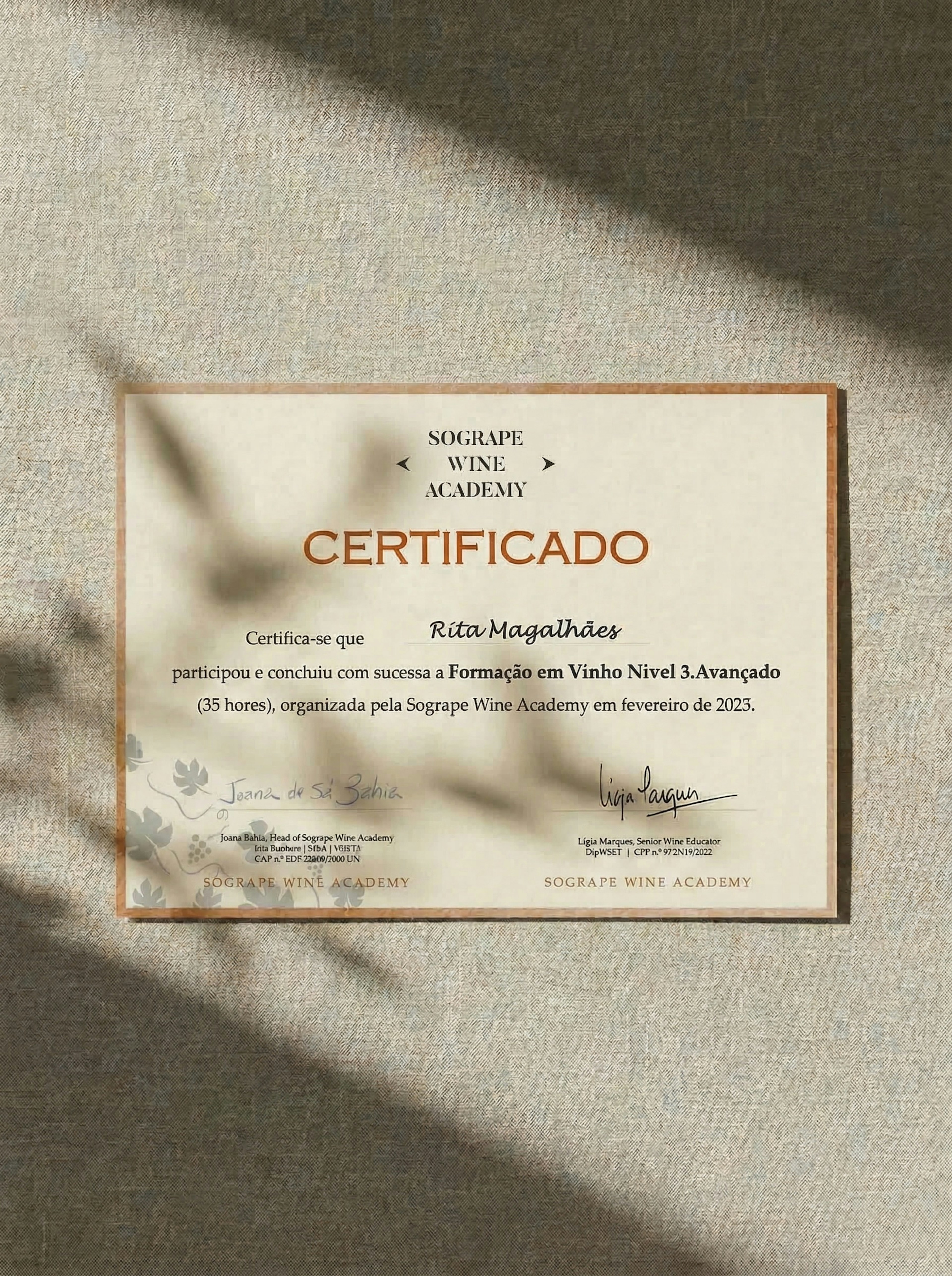 Um certificado da Sogrape Wine Academy atesta que Rita Magalhães concluiu uma formação avançada em vinho em fevereiro de 2025