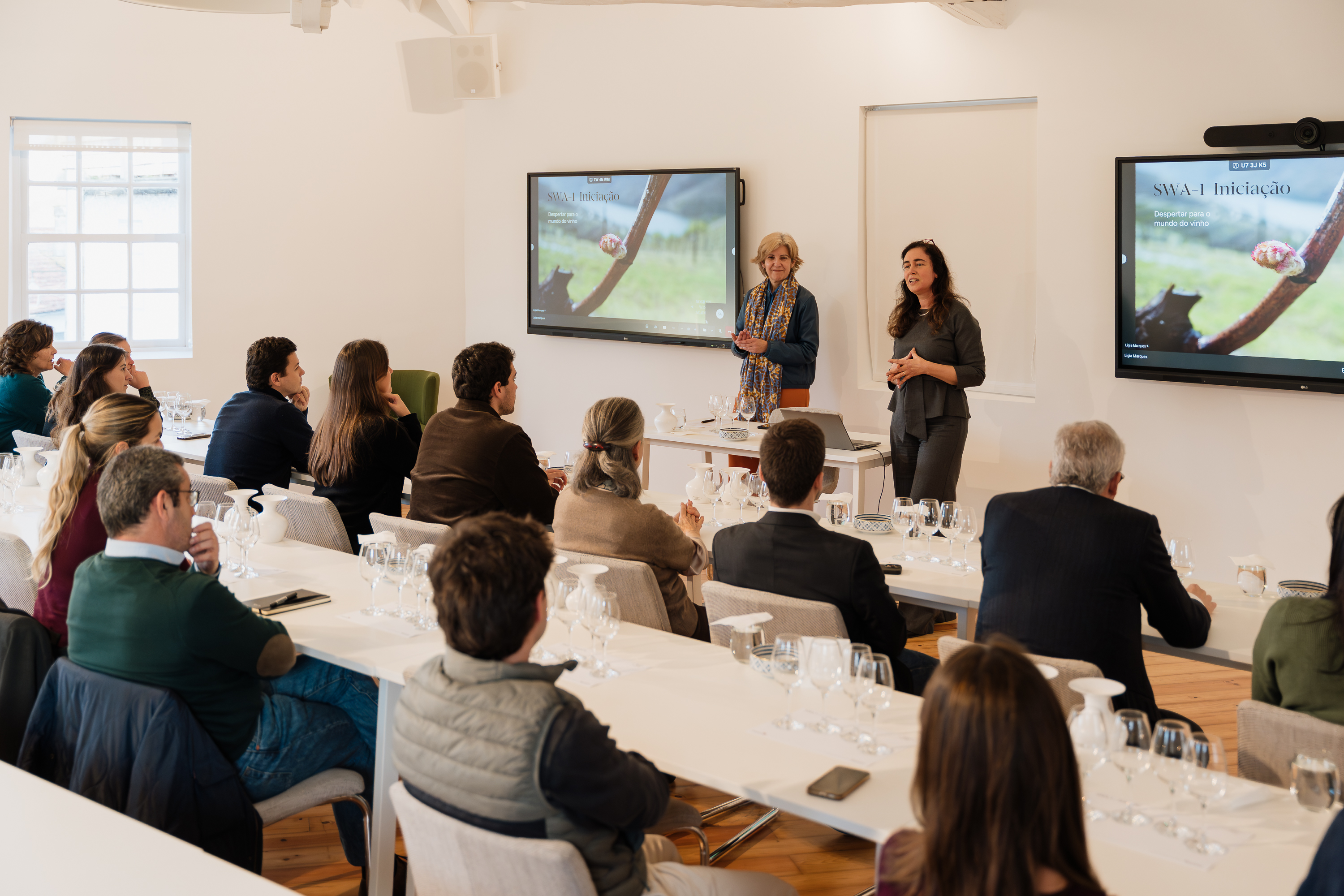 Uma aula da Sogrape Wine Academy com apresentadoras e participantes atentos