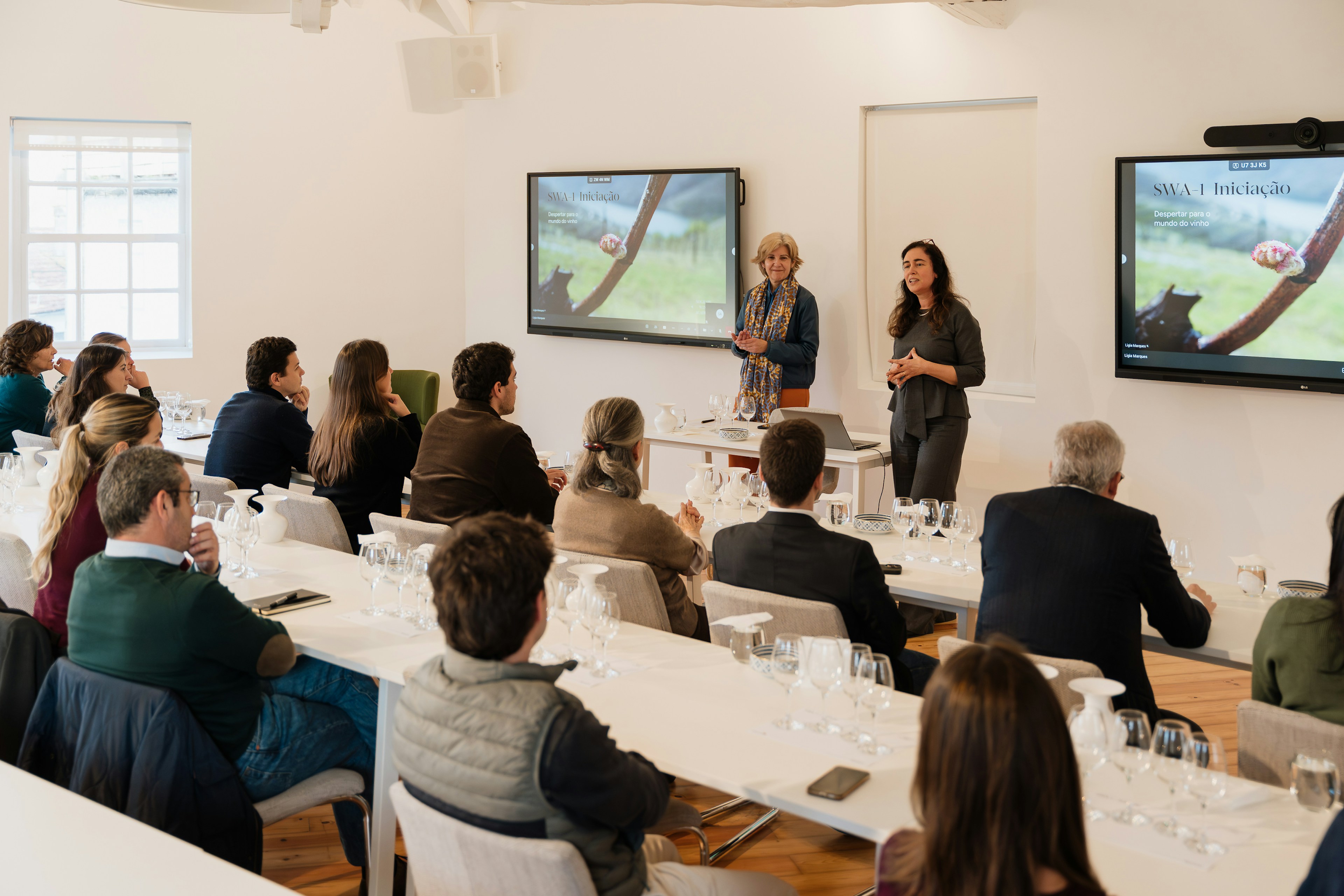 Uma aula da Sogrape Wine Academy com apresentadoras e participantes atentos