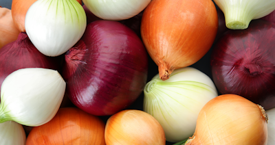 Red, white, yellow and green onions bulbs mixed together