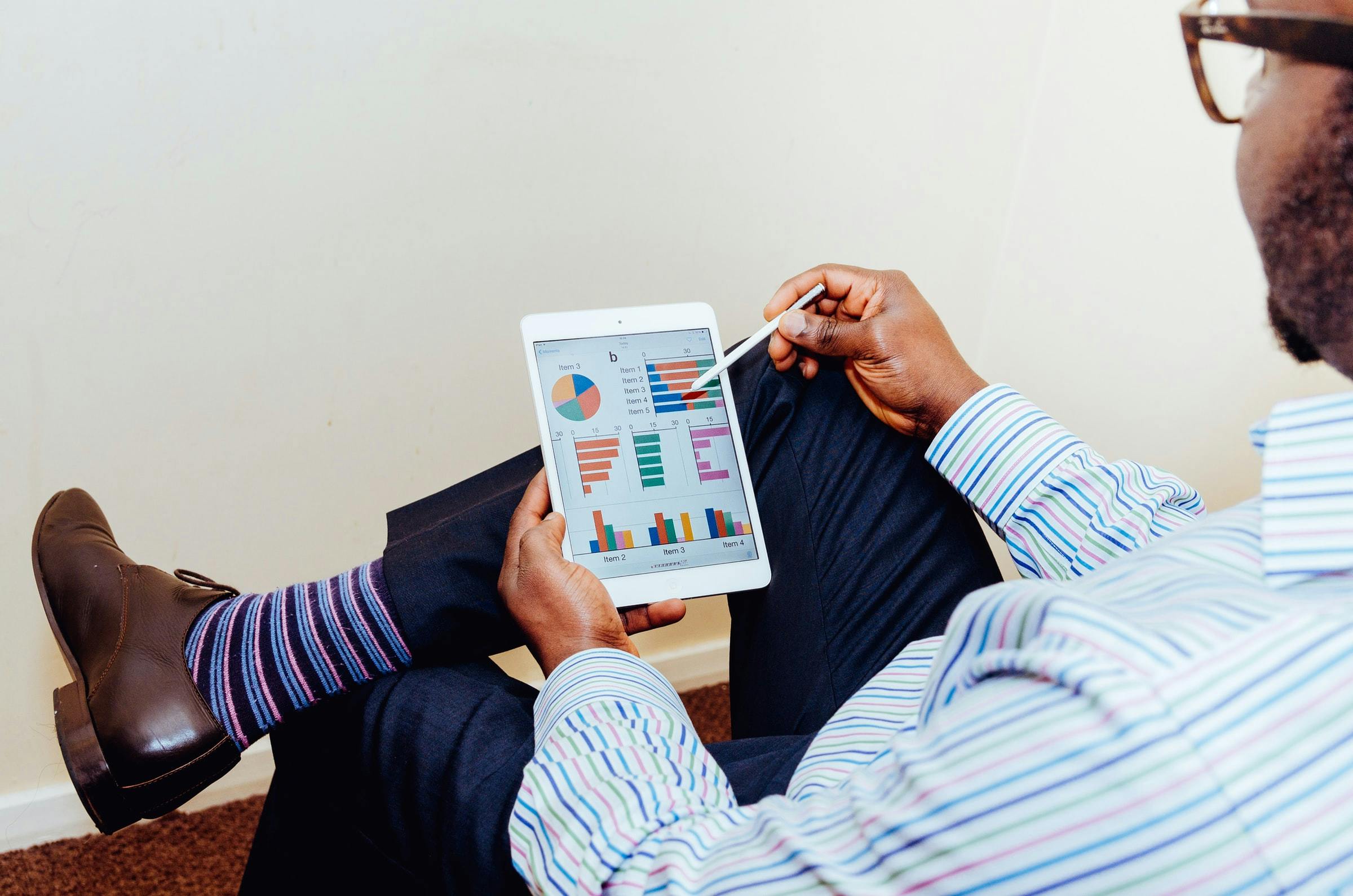dirigeant de PME utilisant une application de dashboard