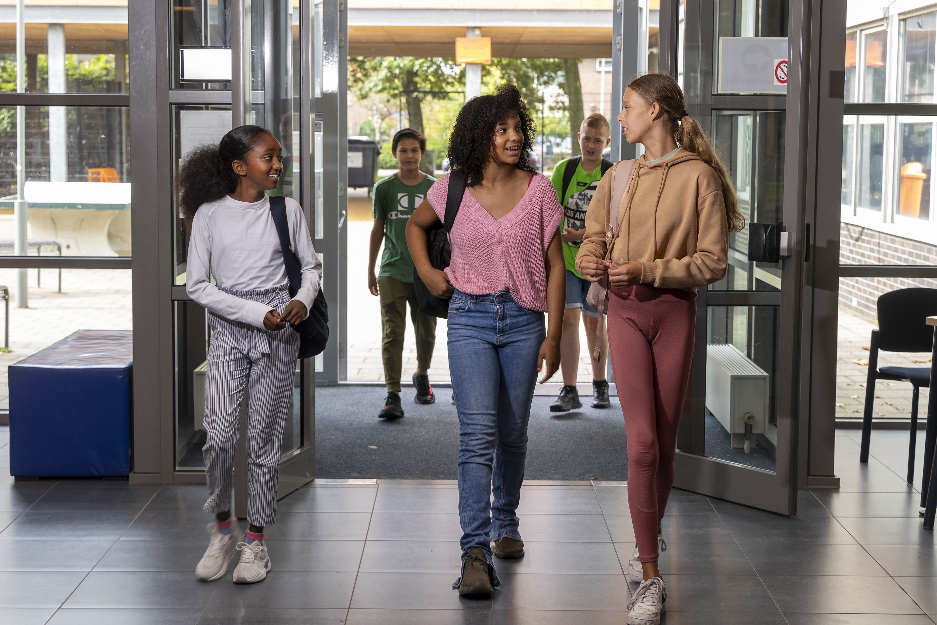 Leerlingen komen ISW Westland Praktijkcollege binnen