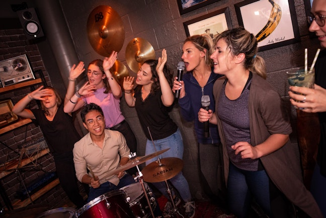 Karaoké club privatisé avec instruments