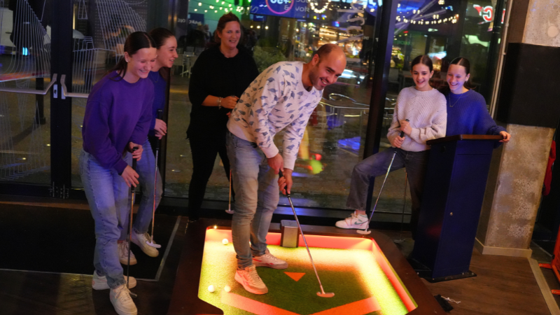 Golf & Chill - Famille entrain de jouer chez Koezio bruxelles