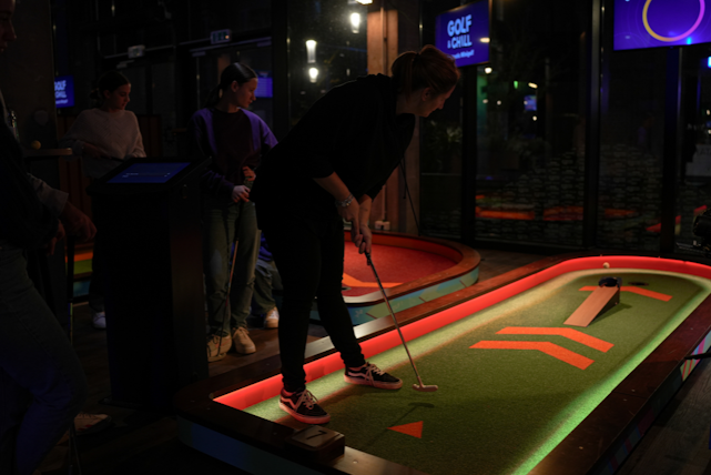 Balle lancée par un joueur sur un des parcours Golf & Chill