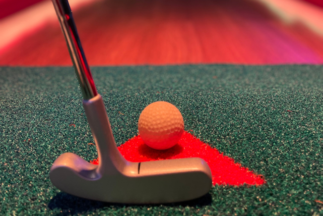Prêt à tirer et à démarrer un nouveau parcours de mini golf indoor