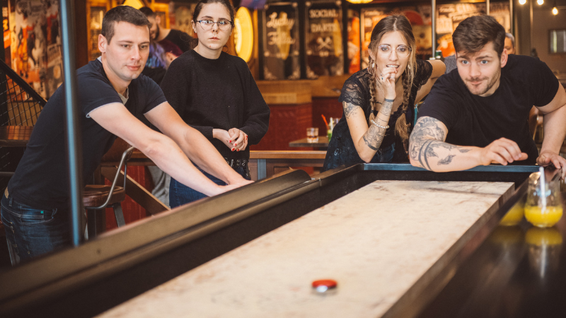 Suspense garanti durant une partie de Shuffleboard chez Koezio