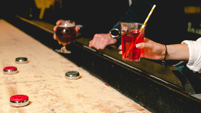 Profitez du bar koezio pendant votre partie de shuffleboard
