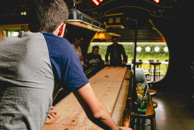 Shuffleboard Koezio - Joueur prêt à lancer son palet