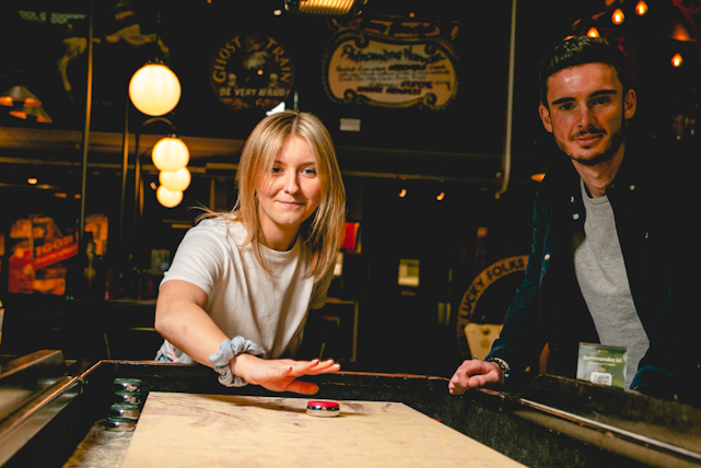 Shuffleboard Koezio - Joueur prêt à tirer sous le regard de son coéquipier