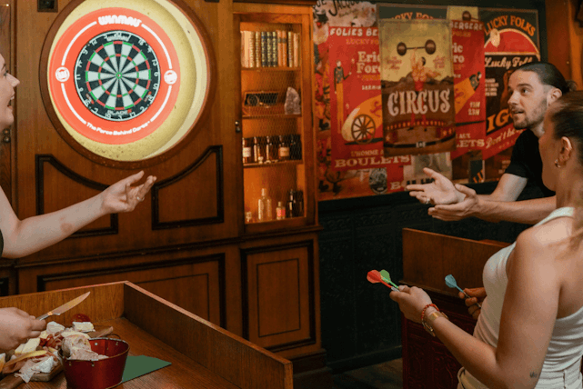 Jouez avec aux Lucky Darts en partageant une planche apéro