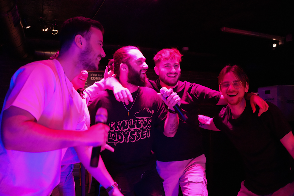 Groupe d'amis dans une salle de karaoké chez Koezio
