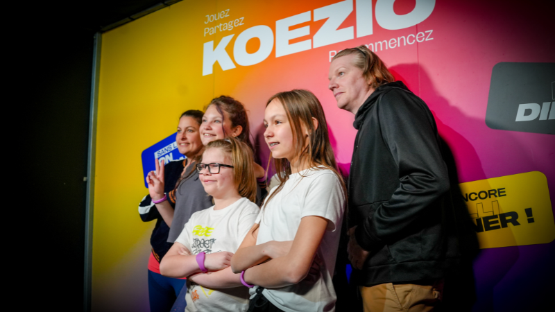 3 enfants et 2 parents prenant une photo souvenir de leur activité Koezio