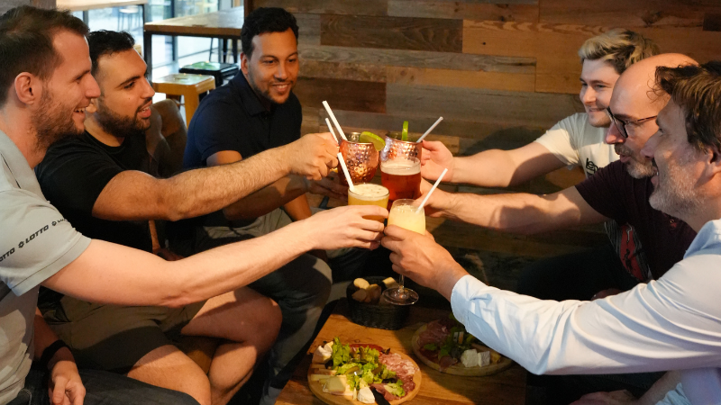 Plusieurs personnes autour d'un afterwork chez Koezio