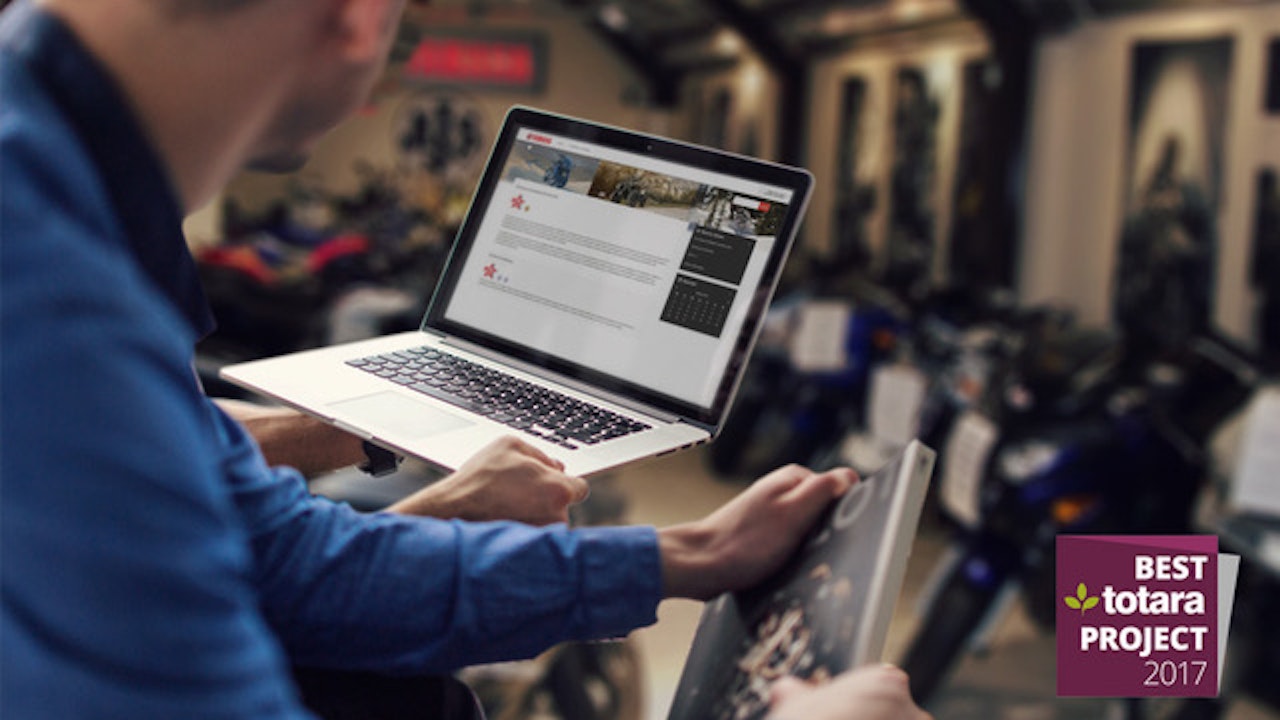 Medewerker toont collega e-learning op de laptop