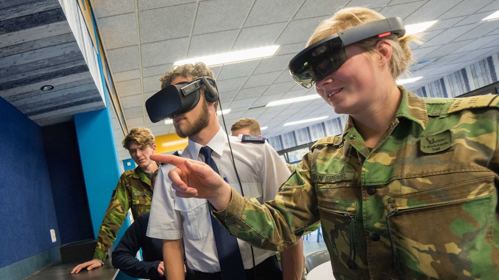 militairen oefenen met VR en AR brillen op