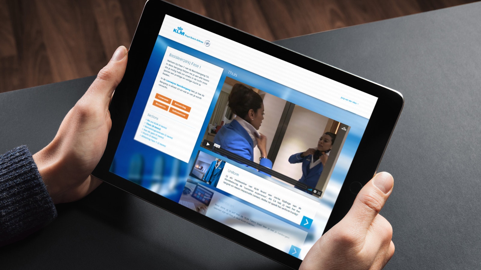 KLM medewerker bekijkt e-learning op een tablet