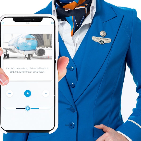 Stewardess toont een mobiel met voorbeeld van de e-learning