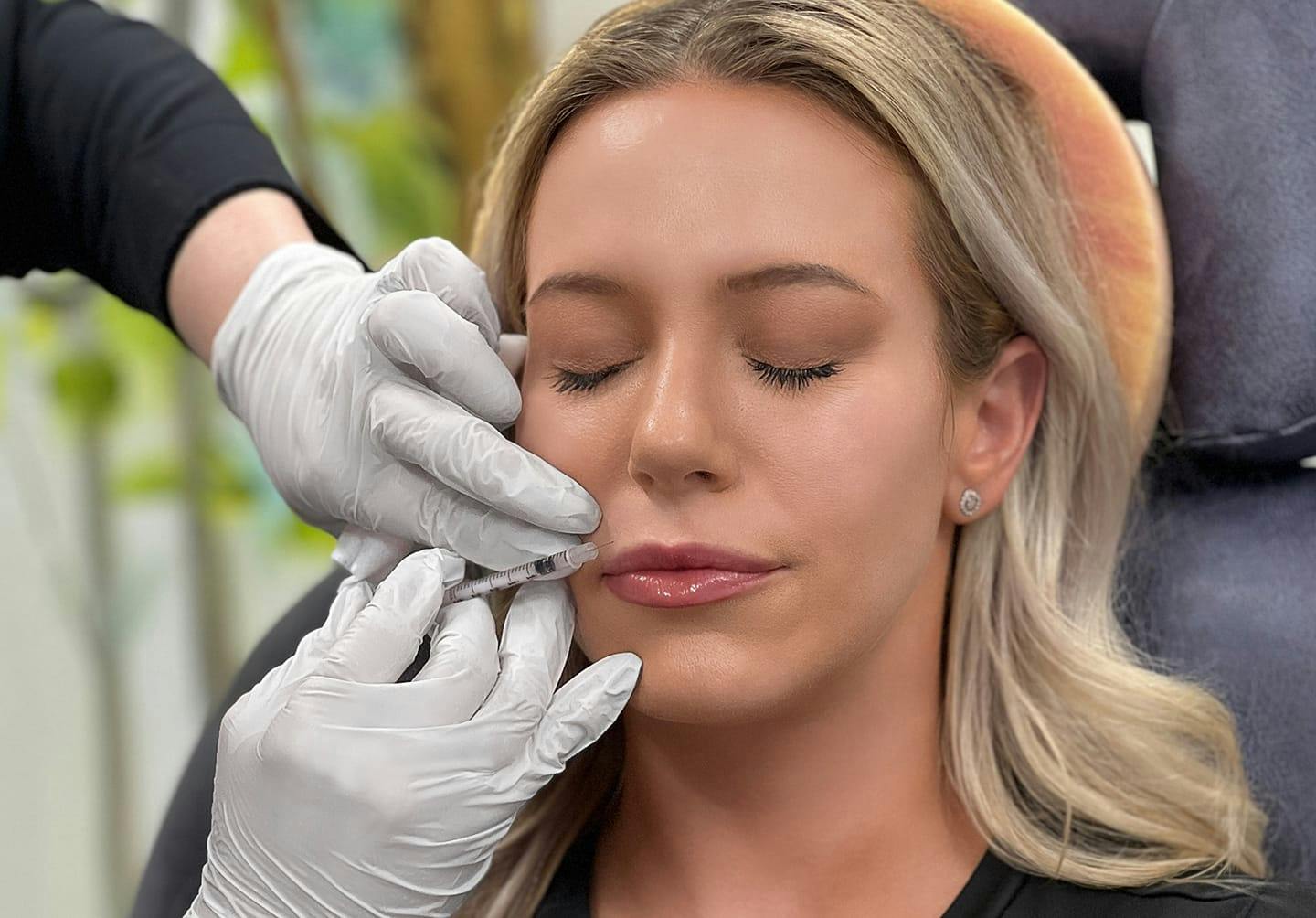 blond woman getting a botoxoxation from a beauper