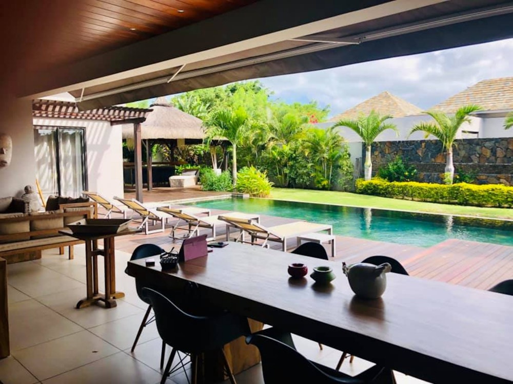 Luxury villa with private swimming pool for sale 5 minutes from the beach