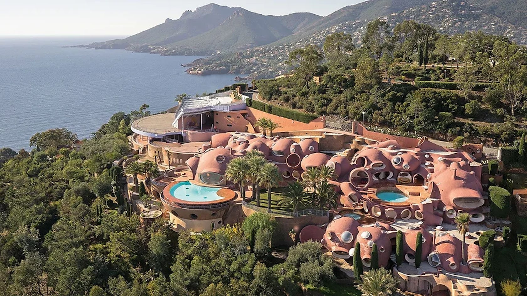 Palais Bulle : Un Voyage Enigmatique dans l'Architecture Organique de la Côte d'Azur