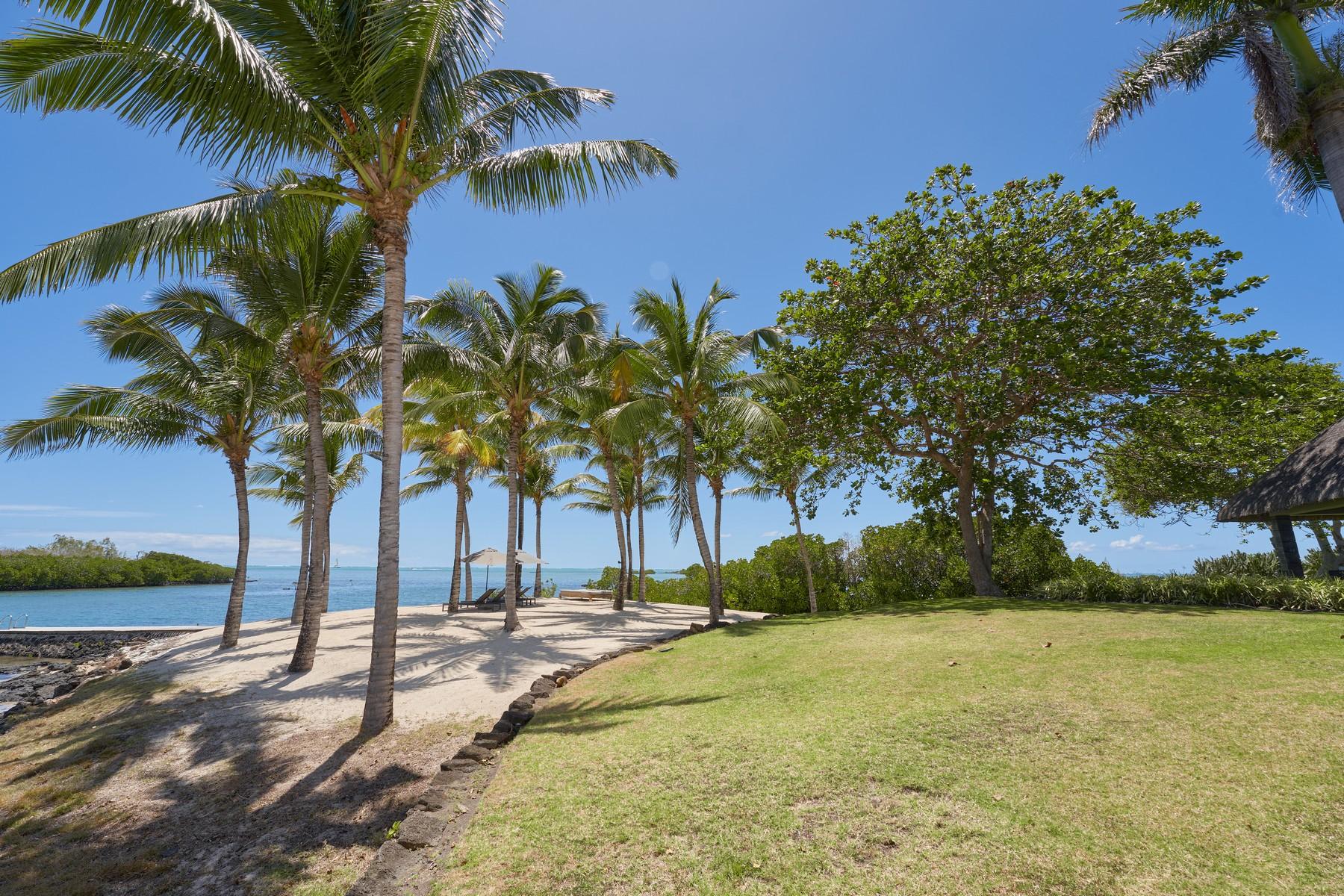 Investissez dans le luxe sur la côte Ouest de l'île Maurice avec cette villa de 630 m² offrant une vue sur l'océan 