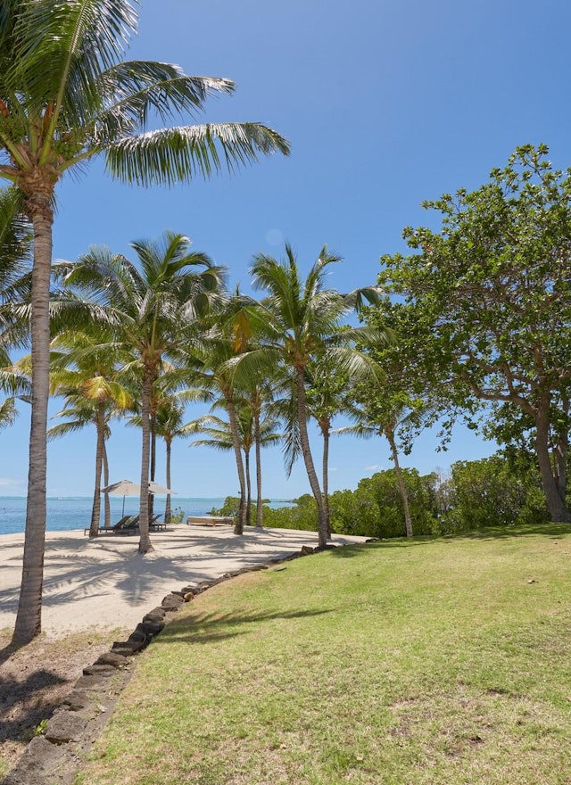 Investissez dans le luxe sur la côte Ouest de l'île Maurice avec cette villa de 630 m² offrant une vue sur l'océan