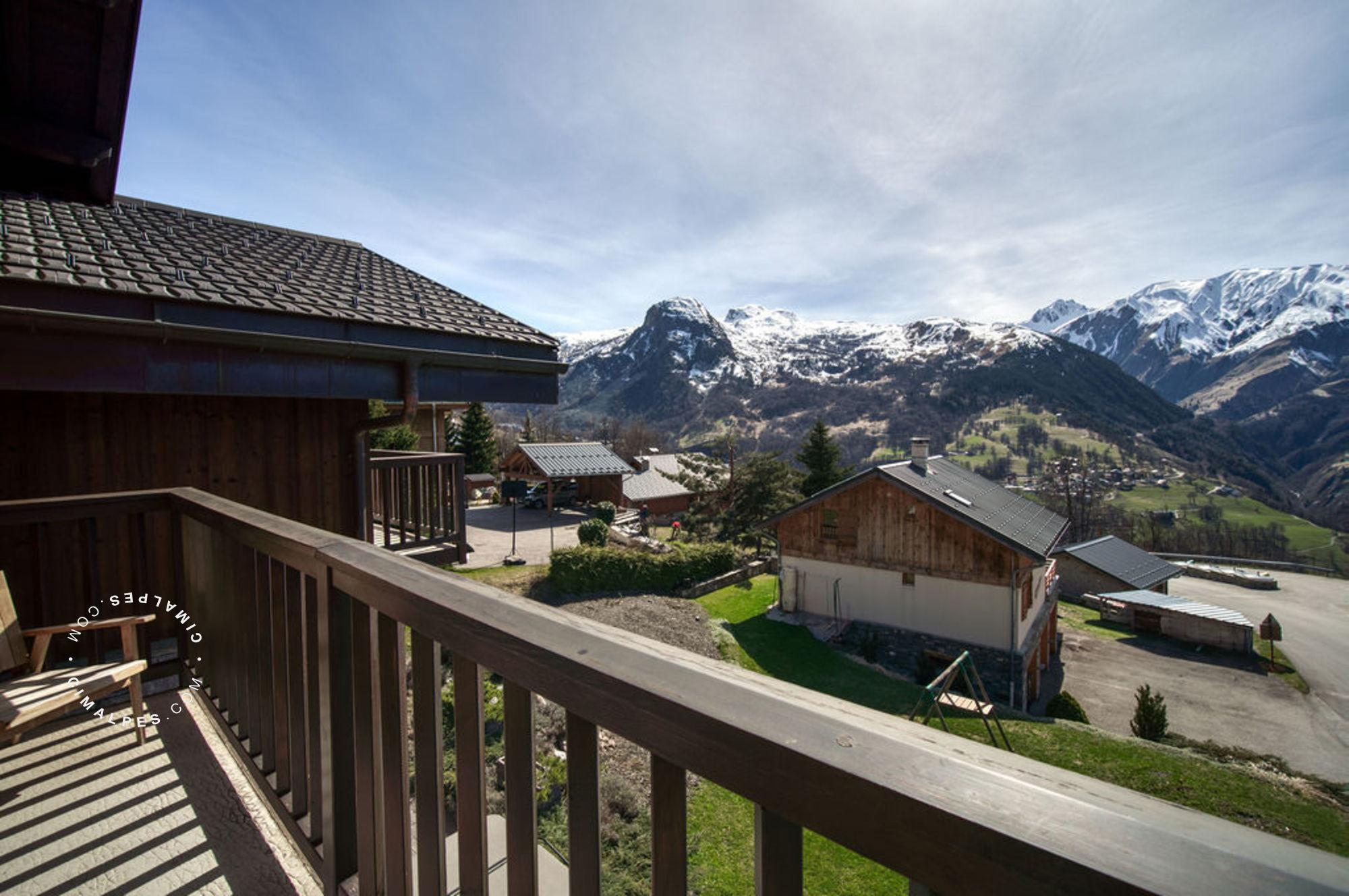 Charming half-chalet with breathtaking views