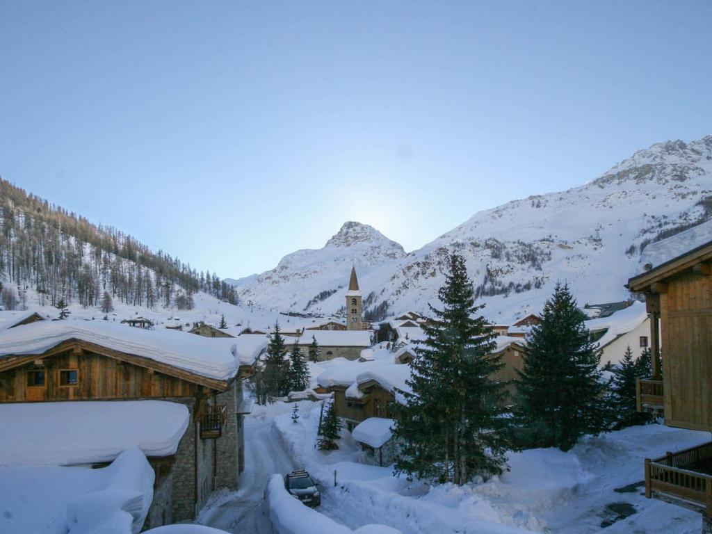 For sale: 600 m² luxury chalet in the heart of the resort. 