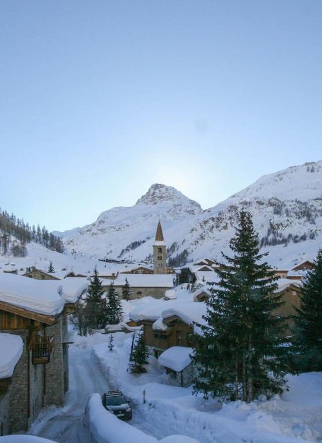 For sale: 600 m² luxury chalet in the heart of the resort.