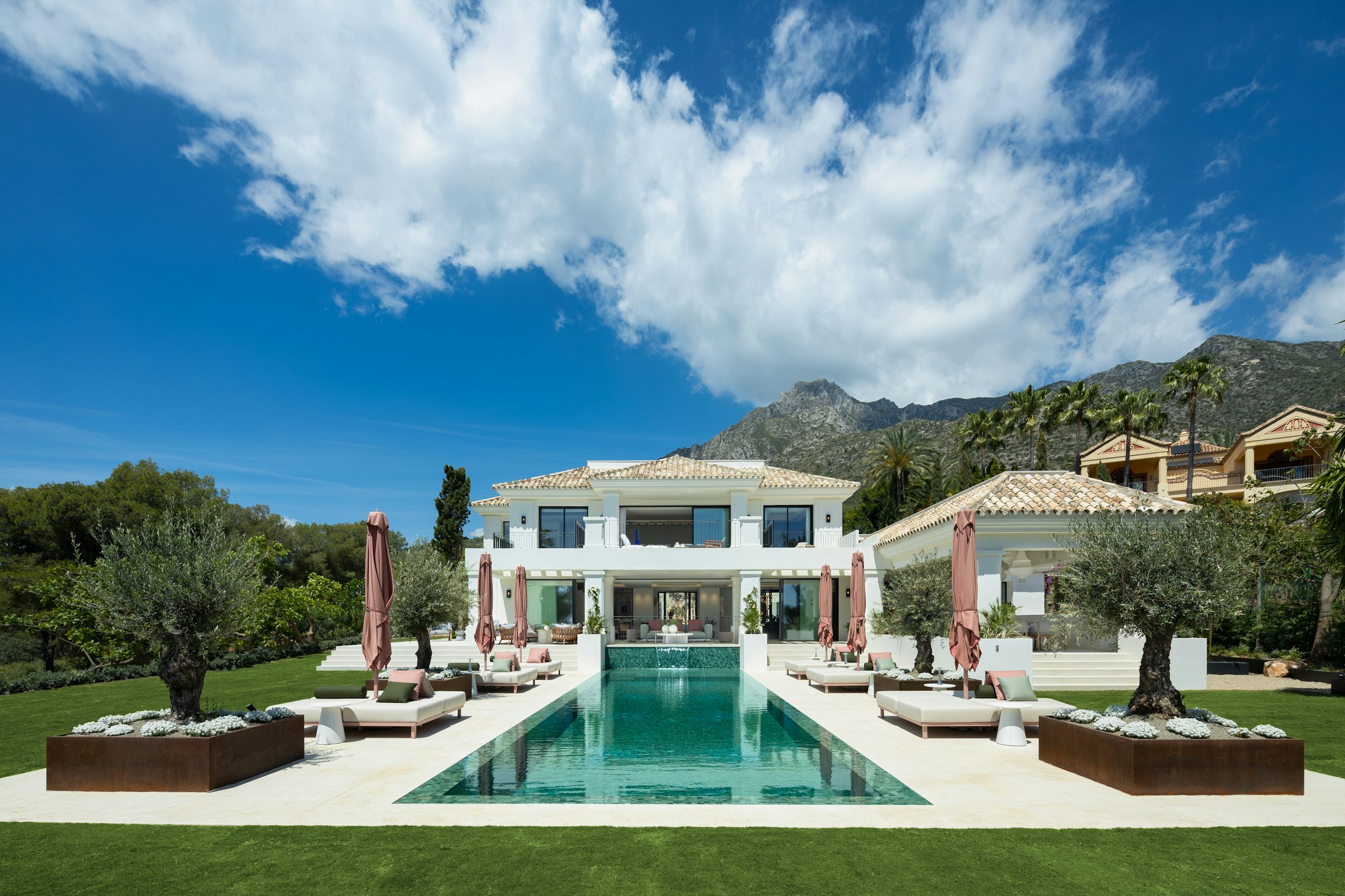 Villa de Sierra Blanca et sa piscine face à la montagne
