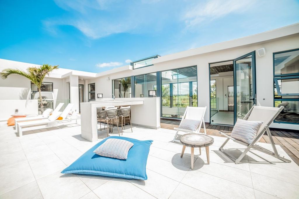 villa de luxe · a Beau Champ · 5 chambres · 5 salles de bain · photo 1 sur 33