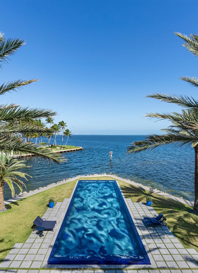 Coral Gables : Une Villa d’Exception avec Vue Panoramique sur l’Océan
