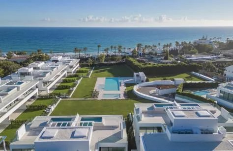 Invest in a 4-bedroom villa with private pool on Marbella's Golden Mile