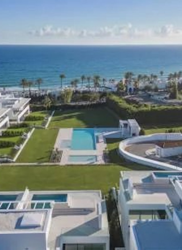 Invest in a 4-bedroom villa with private pool on Marbella's Golden Mile