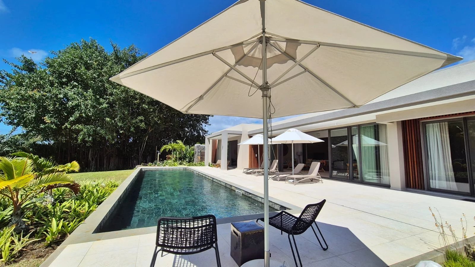 villa de luxe · a Beau Champ · 4 chambres · 5 salles de bain · photo 1 sur 28