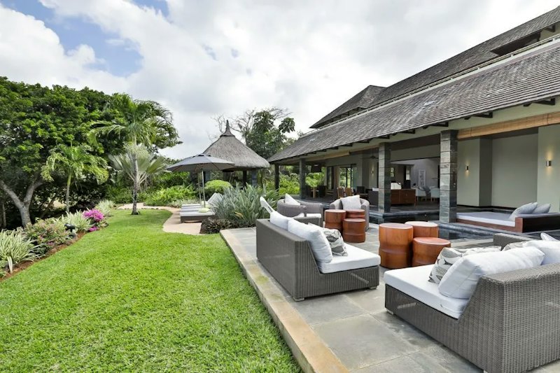 Garden lounge and tropical garden of the Four Seasons villa