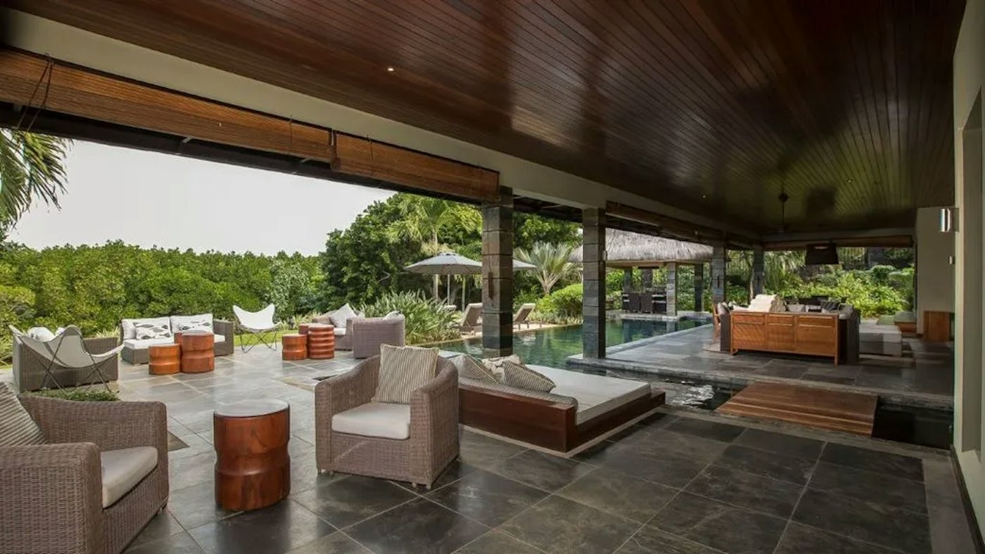 Covered veranda opening onto the mangrove and the lagoon