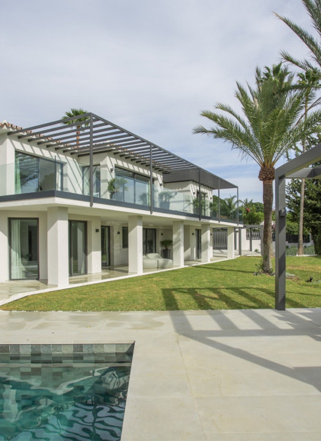 Renovated villa with sea view and private pool on Marbella's Golden Mile