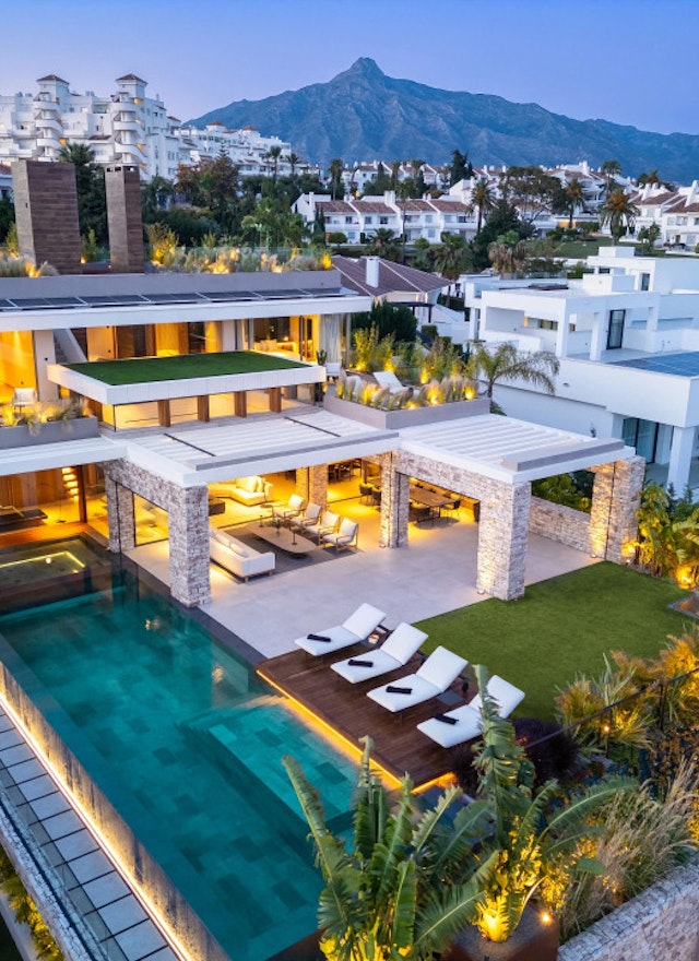Luxury Architectural Villa for Sale | Infinity Pool, Panoramic Rooftop, Puerto Banús Nearby