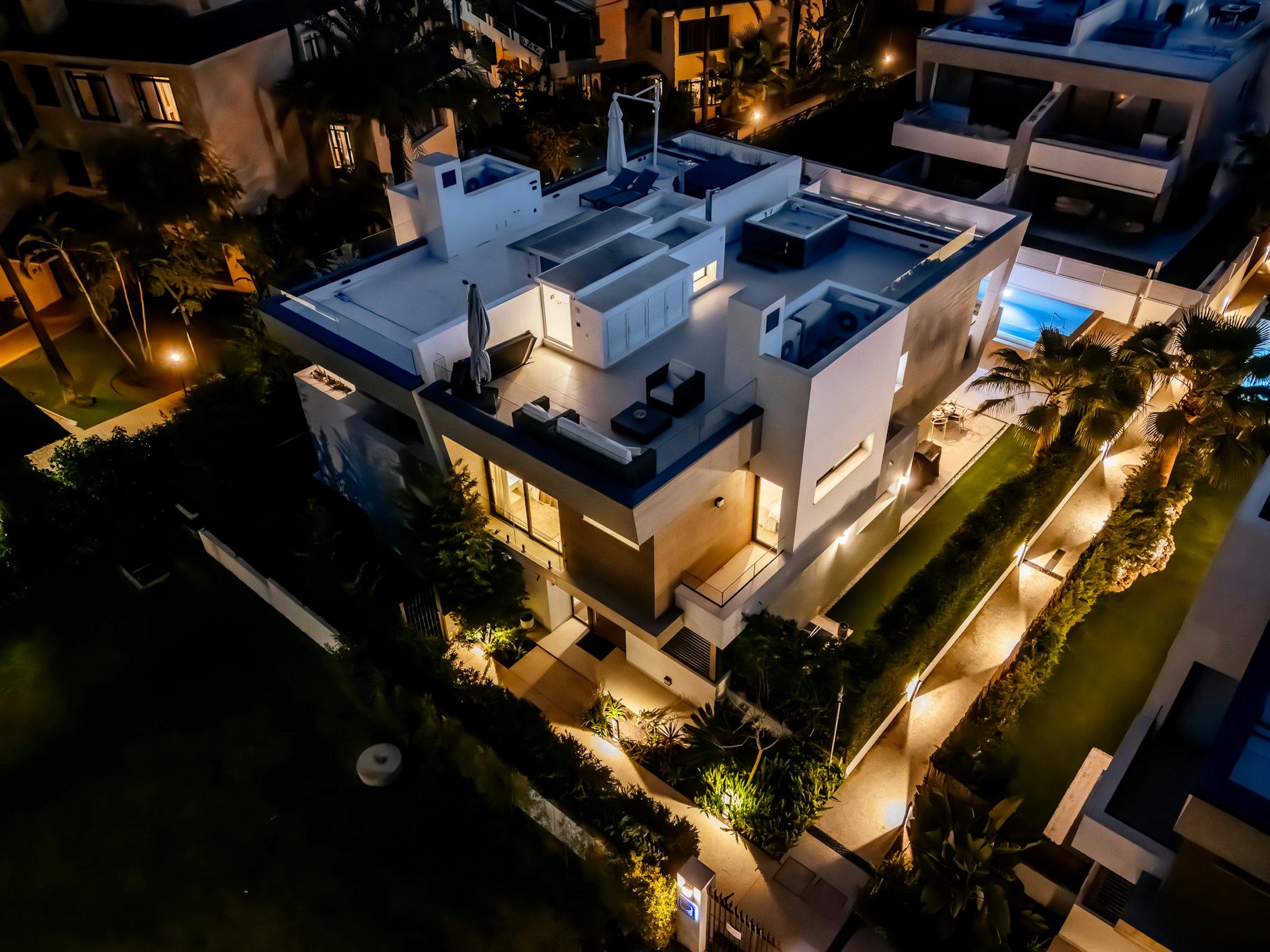 Vue aérienne de nuit de villas près de Puerto Banús